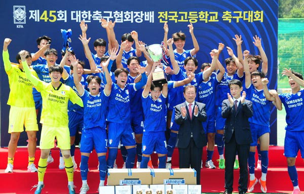 12일 경남 함안스포츠타운에서 열린 대한축구협회장배 고교 축구대회 결승전에서 개성고(부산아이파크 유스팀)를 누르고 우승한 매탄고(수원삼성FC 유스팀) 선수단이 우승컵을 들고 환호하고 있다. 앞줄 오른쪽부터 김상석 경남축구협회장, 조근제 함안군수.  김종근 프리랜서