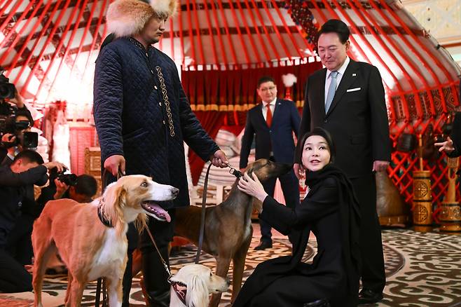 President Yoon Suk Yeol (right) and first lady Kim Keon Hee (second from right) are seen with dogs raised by Kazakhstan President Kassym-Jomart Tokayev at the Kalibek Kuanyshbaev Kazakh Musical and Drama Theater in Astana, capital of Kazakhstan, on Wednesday. (Pool photo by Yonhap)