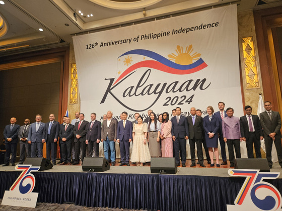 Philippine Ambassador to Korea Theresa Dizon-De Vega, center, poses for a commemorative photo with members of the diplomatic corps at a reception celebrating the 126th anniversary of Philippine independence and 75th anniversary of the establishment of the diplomatic relations between Korea and the Philippines at Lotte Hotel in central Seoul Tuesday evening. [SARAH KIM]