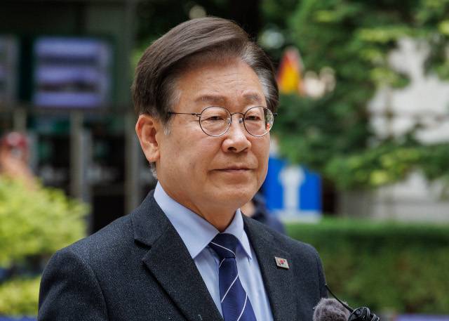 더불어민주당 이재명 대표가 지난 10일 오후 서울 서초구 서울중앙지법에서 열린 '공직선거법 재판 위증교사 혐의' 관련 1심 속행 공판에 참석하기 위해 법원 청사로 들어서고 있다. 연합뉴스