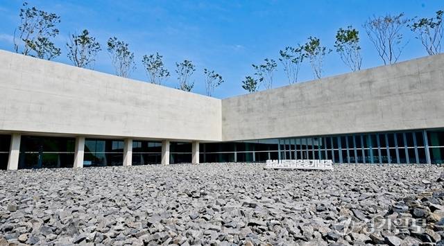 화성시독립운동기념관은 일제강점기 때 화성사람들의 독립운동과 그 정신을 기리고, 화성지역 독립운동의 역사적 가치를 전하기 위해 기존 ‘제암리3.1운동 순국 기념관’을 확장, 이전하여 지난 2024년 4월 15일에 개관했다. 윤원규기자