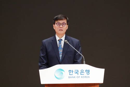 이창용 한국은행 총재가 12일 서울 중구 한국은행에서 열린 한국은행 창립 제74주년 기념식에서 기념사를 낭독하고 있다. [사진 제공=한국은행]