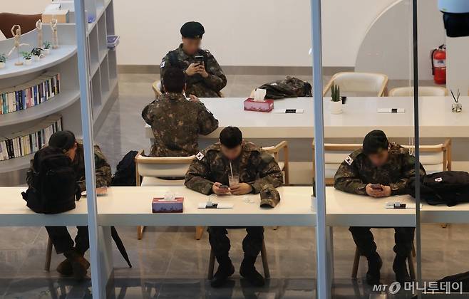군 내부에서 최근 장병들의 SNS(사회관계망서비스) 활용에 다양한 의견이 제기되고 있다. 4년 전 '일과 후 휴대전화 사용'이 전면 시행되면서 군대 내 부조리를 견제하는 효과가 생겼지만 작전·보안사안까지 대외적으로 노출되는 문제도 있다는 목소리가 나온다. 사진과 기사는 무관. / 사진=뉴스1