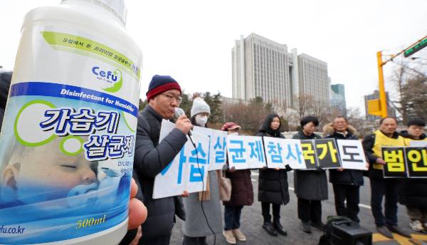 정부의 해외 제품 직접 구매 금지 논란이 이어지는 가운데 KC 인증 신뢰도 문제가 거론되고 있다. 과거 가습기살균제 사건 등 KC 인증을 받았음에도 유해 제품으로 드러난 사례가 적지 않기 때문이다. 가습기살균제 피해자·가족과 환경보건시민센터 관계자들이 지난 2월 오후 서울 서초구 서울고등법원 앞에서 기자회견을 하는 모습. /사진=뉴스1