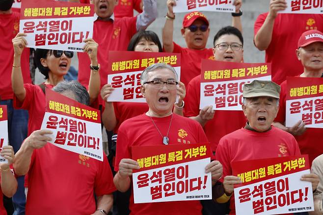 고위공직자범죄수사처(공수처)가 국방부 조사본부의 채상병 사망 사건 재검토 과정에 외부 개입이 수차례 있었다는 진술을 확보했다고 밝혔다. 사진은 해병대 예비역 연대 회원들이 지난달 28일 서울 여의도 국회에서 채상병 특검법 본회의 부결을 규탄하는 모습. /사진=뉴스1