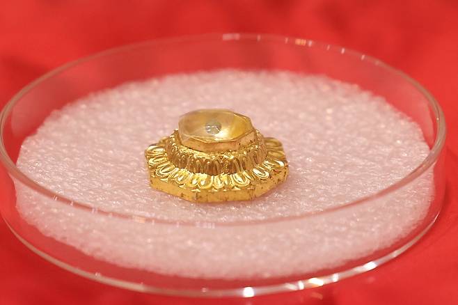 지난 4월 19일 오전 서울 종로구 한국불교역사문화기념관에서 열린 ‘회암사 사리 이운 고불식’에서 공개된 부처님 사리.대한불교조계종은 지난 16일 미국 보스턴박물관을 방문해 가섭불·석가모니·정광불(연등불) 및 고려시대 스님인 나옹선사·지공선사의 사리와 편을 돌려받았다. [연합]