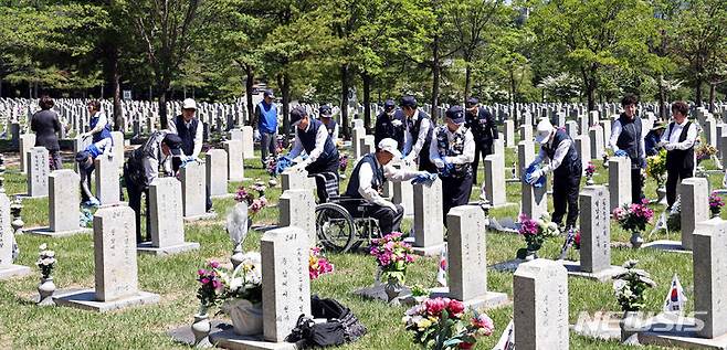 [서울=뉴시스] 김금보 기자 = 3일 오전 서울 동작구 국립서울현충원에서 송파구 국가유공자들이 묘역 정비 봉사 활동을 하고 있다. 2024.06.03. kgb@newsis.com