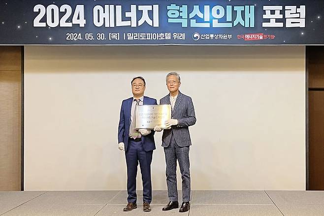 [서울=뉴시스] 지난달 30일 열린 2024 에너지 혁신인재 포럼에서 'ESS 빅데이터 기반 O&M 자산관리 인력양성사업단' 현판을 받은 사업단장 박세현 교수(오른쪽) (사진=중앙대 제공) *재판매 및 DB 금지