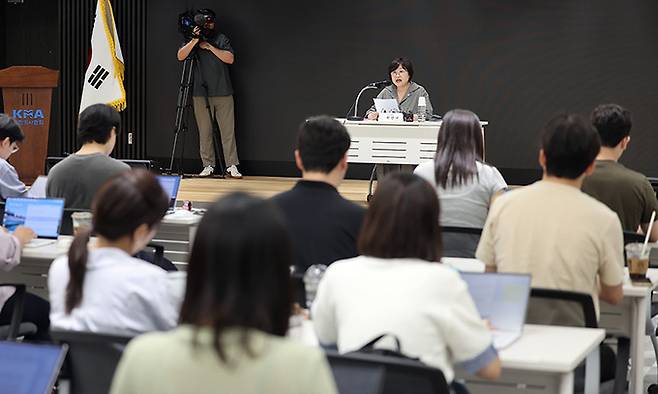 최안나 대한의사협회 대변인이 13일 서울 용산구 대한의사협회에서 대한의사협회(의협), 대한의학회, 전국의과대학교수협의회(전의교협), 전국의과대학교수 비상대책위원회(전의비) 등이 개최한 의료현안 대응을 위한 연석회의 관련 브리핑을 하고 있다. 연합뉴스