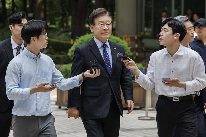 더불어민주당 이재명 대표가 6월10일 오후 서울 서초구 서울중앙지법에서 열린 '공직선거법 재판 위증교사 혐의' 관련 1심 속행 공판에 참석하기 위해 법원 청사로 들어서고 있다. ⓒ연합뉴스