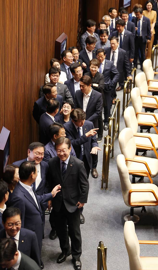 10일 국회에서 열린 본회의에서 더불어민주당 이재명 대표를 비롯한 야당 의원들이 상임위원장 선출을 위한 투표를 하고 있다. ⓒ연합뉴스