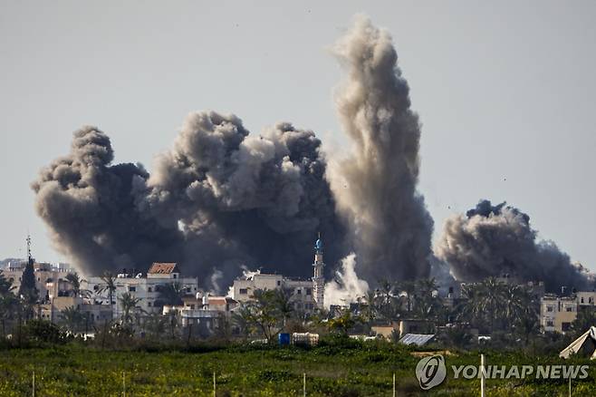 이스라엘군의 공습 이후 연기가 치솟는 가자지구 남부. [AP 연합뉴스. 재판매 및 DB 금지]