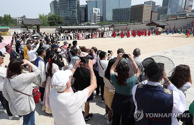 1분기 외국인 관광객, 340만3천명으로 코로나 이후 최대 규모 (서울=연합뉴스) 김성민 기자 = 문화체육관광부와 한국관광공사가 올해 1분기 한국을 찾은 외국인 관광객이 340만3천명으로 코로나19 이후 분기 기준 최대 규모를 기록했다고 29일 밝혔다. 
    사진은 이날 오후 서울 종로구 경복궁에서 외국인 관광객들이 수문장 교대의식을 지켜보고 있다. 2024.4.29 ksm7976@yna.co.kr