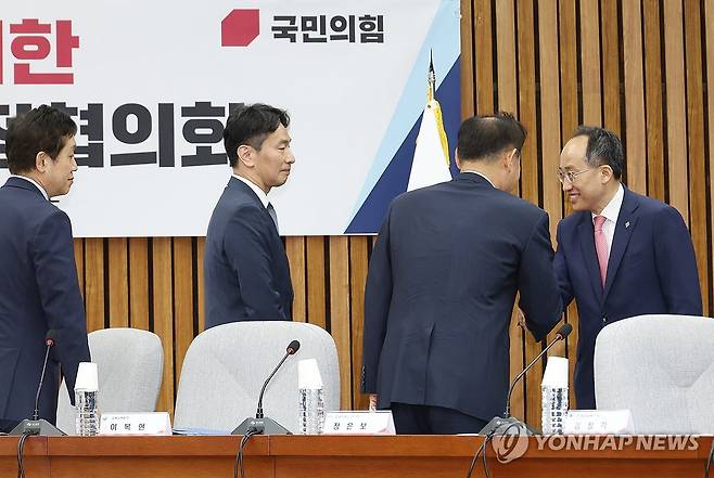 '민당정 협의회' 연 국민의힘 (서울=연합뉴스) 신준희 기자 = 국민의힘 추경호 원내대표가 13일 국회에서 열린 '시장질서 확립을 위한 공매도 제도개선 민-당-정 협의회'에서 참석자들과 인사하고 있다. 
    왼쪽부터 김주현 금융위원장, 이복현 금감원장, 정은보 한국거래소 이사장, 추 원내대표. 2024.6.13 hama@yna.co.kr