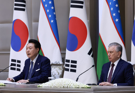 우즈베키스탄을 국빈 방문 중인 윤석열 대통령이 14일(현지시간) 우즈베키스탄 타슈켄트 대통령궁 영빈관에서 샤브카트 미르지요예프 우즈베키스탄 대통령과 한·우즈베키스탄 정상회담을 마친 뒤 공동언론발표에 참석해 발언하고 있다. (사진=연합뉴스)