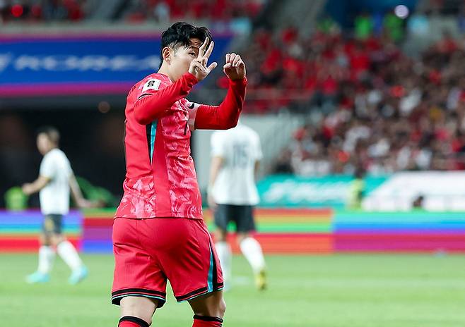 중국 팬들을 향해 '3-0' 손가락을 선보이는 한국 축구 대표팀 손흥민