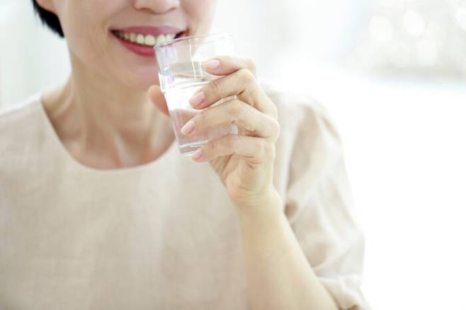 물을 충분히 잘 마시는 것도 혈당을 조절하는 데 도움이 된다. [사진=클립아트코리아]