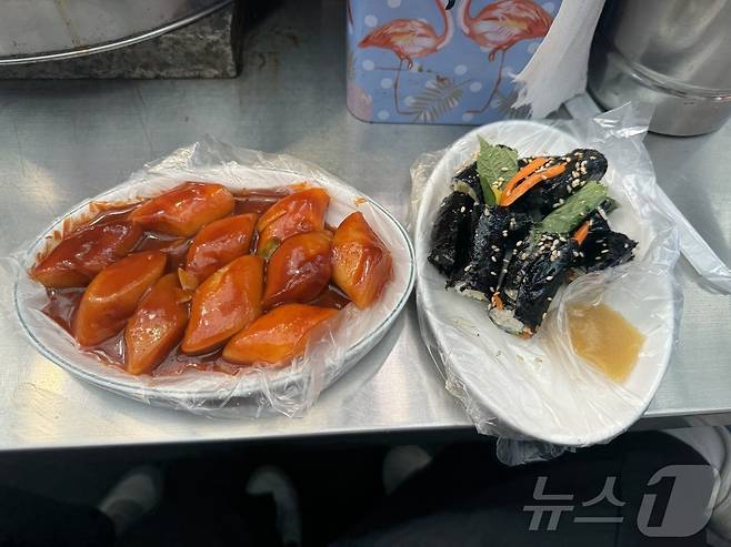 광장시장 한 노점에서 주문한 떡볶이와 꼬마김밥. 가격은 총 7000원이었다. ⓒ 뉴스1 김형준 기자