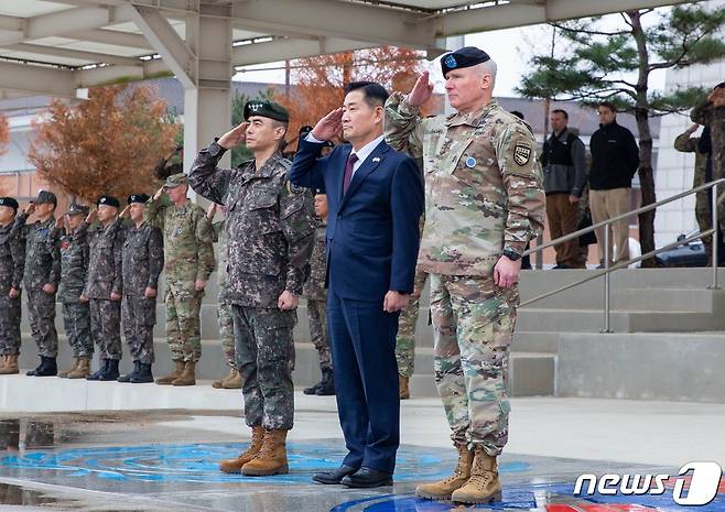 신원식 국방부 장관(가운데)과 폴 러캐머라 한미연합사령관. (국방부 제공) 2023.11.27/뉴스1