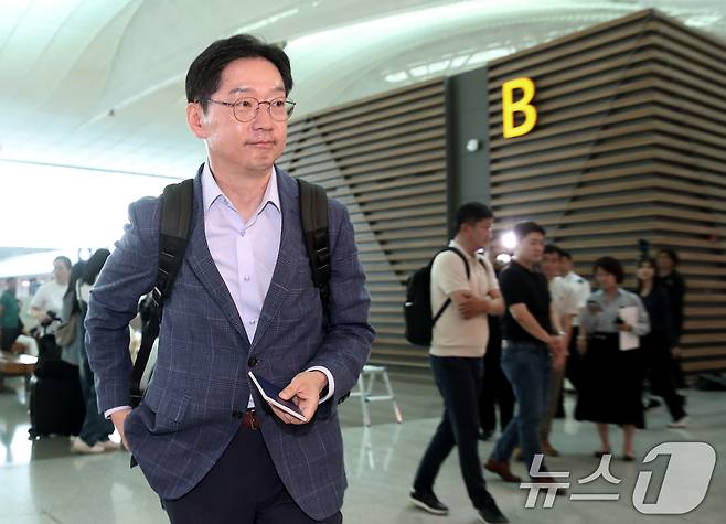 김경수 전 경남도지사가 14일 오전 인천국제공항 2터미널에서 런던으로 출국하고 있다.  2024.6.14/뉴스1 ⓒ News1 오대일 기자