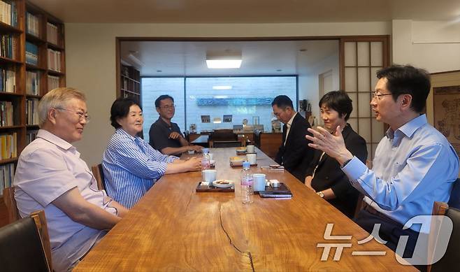 김경수 전 경남도지사가 22일 오후 경남 양산 평산마을을 찾아 문재인 전 대통령을 예방, 대화하고 있다. (더불어민주당 경남도당 제공)2024.5.22/뉴스1