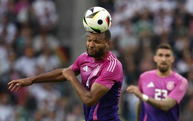 뱅상 콤파니 감독의 주전 계획에는 김민재가 없다는 주장이 등장했다. 바이에른은 14일(한국시각) 공식 홈페이지를 통해 '바이에른은 슈투트가르트 수비수 이토 히로키와 계약을 체결했다. 계약 기간은 2028년 6월까지다'라고 이토 영입 소식을 발표했다. 이토의 합류와 함께 바이에른은 본격적인 수비진 개편에 돌입하게 됐다. 이미 레버쿠젠 수비수 조나단 타 영입까지 협상 중인 것으로 알려졌다. FCB인사이드는 '새 중앙 수비수 이토가 오고, 타의 영입도 뜨겁다. 바이에른은 아마도 주전으로 왼발잡이인 이토와 오른발잡이 타를 구성할 것으로 보인다. 다만 아직은 레버쿠젠과의 이적료 합의가 필요하다'라며 바이에른이 타를 영입한다면 차기 시즌 주전 센터백 듀오는 이토와 타의 차지가 될 것이라고 전했다. EPA연합뉴스