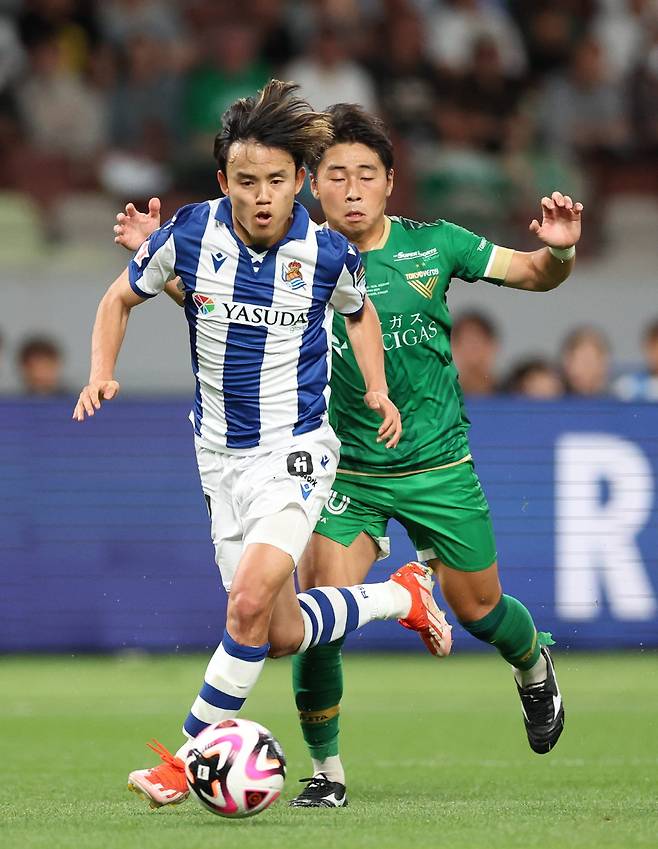 epa11377325 Takefusa Kubo (L) of Real Sociedad in action during a friendly soccer match between Tokyo Verdy and Real Sociedad in Tokyo, Japan, 29 May 2024.  EPA/JIJI PRESS JAPAN OUT EDITORIAL USE ONLY/<저작권자(c) 연합뉴스, 무단 전재-재배포, AI 학습 및 활용 금지>