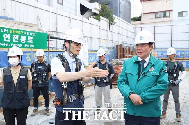 최대호 안양시장이 13일 오후 안양시 만안구 안양동에 있는 한 오피스텔 건출 현장을 방문, 공사 진행상황을 둘러보고 있다. /안양시