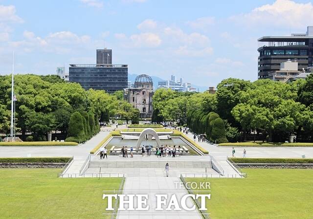 히로시마 평화기념자료관에서 본 평화기념공원 . 맨 뒤로 원폭 돔의 모습이 보인다./ 히로시마 = 나윤상 기자