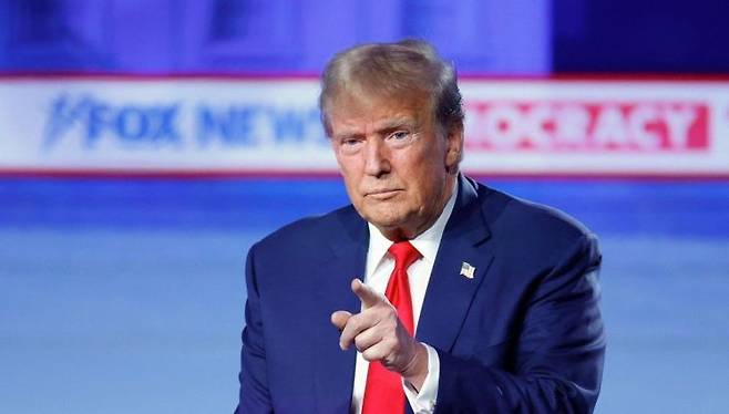 도널드 트럼프 전 미국 대통령(오른쪽)이 지난 1월 10일(현지시간) 아이오와주 디모인에서 열린 타운홀 행사에서 연설하고 있다. AFP연합뉴스