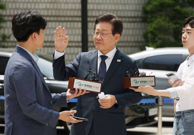 더불어민주당 이재명 대표가 14일 서울 서초동 서울중앙지법에서 열리는 공직선거법 관련 재판에 출석하고 있다. [이미지출처=연합뉴스]