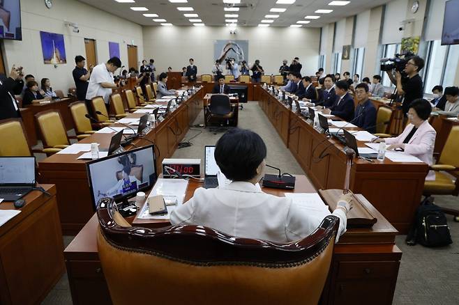 최민희 과학기술정보방송통신위원회 위원장이 14일 오전 서울 여의도 국회에서 열린 과방위 2차 전체회의에서 국무위원 및 정부위원 출석요구의 건을 의결하고 있다. 2024.6.14/뉴스1