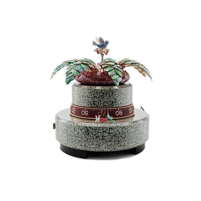 로즈골드 잎사귀가 스스로 접혀 비밀을 품은 듯한 호화로운 돔 형태의 ‘아파리시옹 데베’ 오토마통.