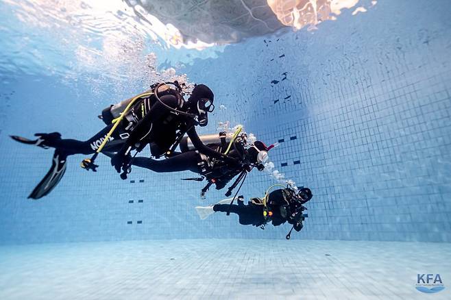 경북 울진에는 여름을 시원하게 보낼 수 있는 여행지가 많다. 수상 액티비티가 가능한 울진해양 레포츠센터.