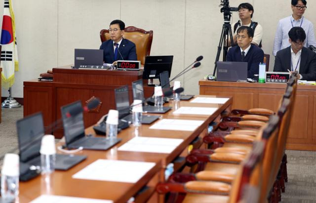 신정훈 국회 행정안전위원장이 13일 오후 서울 여의도 국회에서 열린 행안위 첫 전체회의에서 굳은 표정을 짓고 있다. 국민의힘은 제22대 국회 원 구성 관련 결정에 항의하며 모든 상임위 회의에 불참하고 있다. 뉴시스