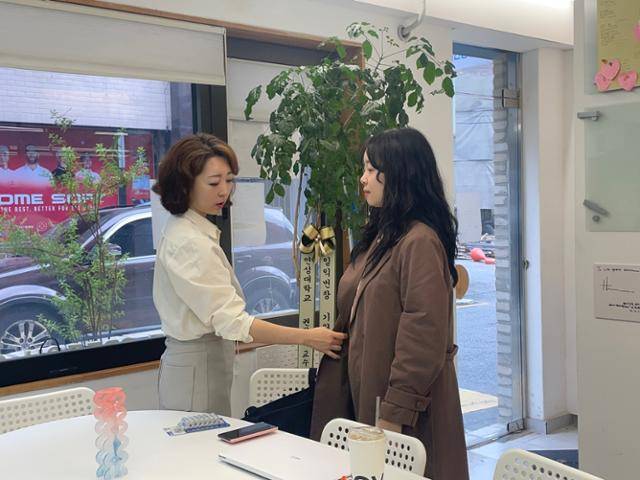 콜 포비아를 다루는 스피치 수업에서는 단전에서 힘을 주는 법을 알려주기도 한다. 통화 시 스스로 자신감을 불어넣기 위해서다. 손성원 기자