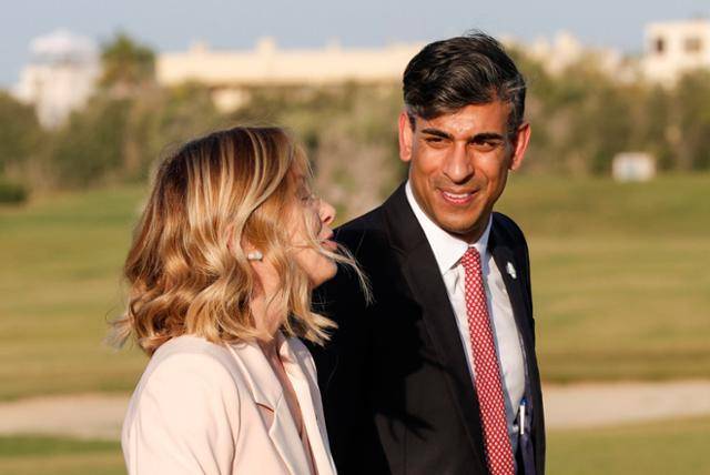 리시 수낵(오른쪽) 영국 총리가 조르자 멜로니 이탈리아 총리와 이탈리아 풀리아에서 열린 주요 7개국(G7) 정상회의에서 대화하고 있다. 풀리아=EPA 연합뉴스