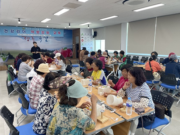 의성군 옥산면 건강리더 역량강화.위해 청년창업가와 함께 건강마을을 만들어 가고 있다. [사진=의성군청]