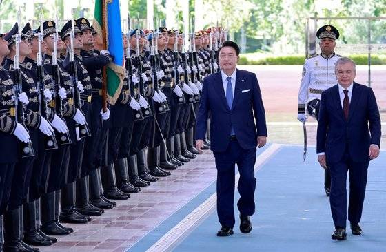 윤석열 대통령이 14일 오전(현지시간) 우즈베키스탄 타슈켄트 대통령궁에서 열린 공식환영식에서 샤브카트 미르지요예프 우즈베키스탄 대통령과 의장대 사열을 하고 있다. 연합뉴스