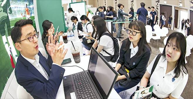 < “면접 때 이건 꼭 기억하세요”  >   13일 경기 고양시 킨텍스에서 열린 ‘2024 대한민국 고졸 인재 채용 엑스포’ 현장이 학생들로 붐비고 있다. 148개 기업과 대학, 공공기관이 부스를 차린 이번 행사에 이틀간 3만5000명의 학생과 학부모, 학교 관계자가 방문했다.  /임형택 기자