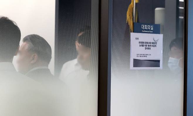 의료계 비공개 연석회의 대한의학회, 전국의과대학교수협의회, 전국의과대학교수 비상대책위원회, 서울의대 비대위 대표자 등이 13일 서울 용산구 대한의사협회에서 ‘의대 정원 증원 사태 대응방안 논의를 위한 제4차 비공개 연석회의’를 열고 있다. 성동훈 기자 zenism@kyunghyang.com