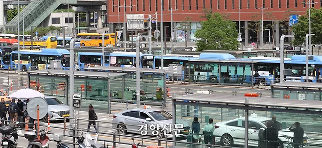 지난 1일 서울 중구 서울역버스환승센터에 버스들이 오가고 있다. 한수빈 기자