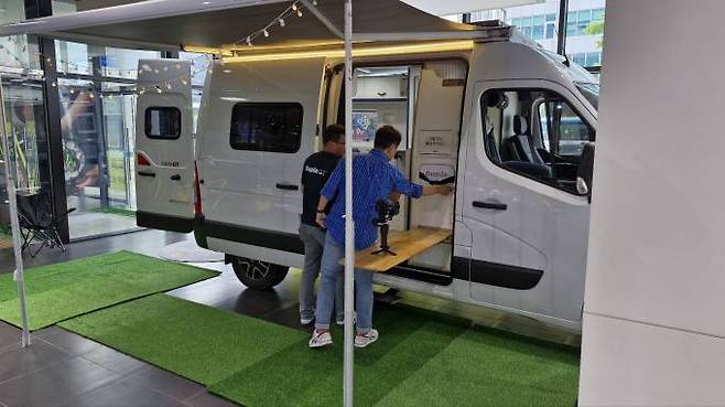 노코리아 동탄대리점에 전시된 르노 마스터 기반 캠핑카. 르노코리아&nbsp;