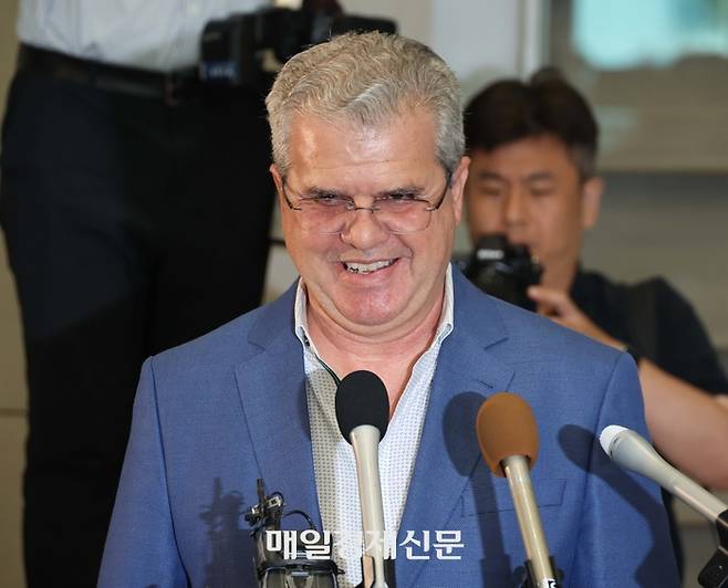 경북 포항 영일만 일대에 최대 140억배럴 규모의 석유·가스가 매장돼 있을 가능성이 있다고 분석한 미국 액트지오(Act-Geo)의 비토르 아브레우(Vitor Abreu) 박사가 5일 인천국제공항 제2여객터미널로 입국해 취재진과 인터뷰하고 있다. 2024.6.5 [한주형기자]