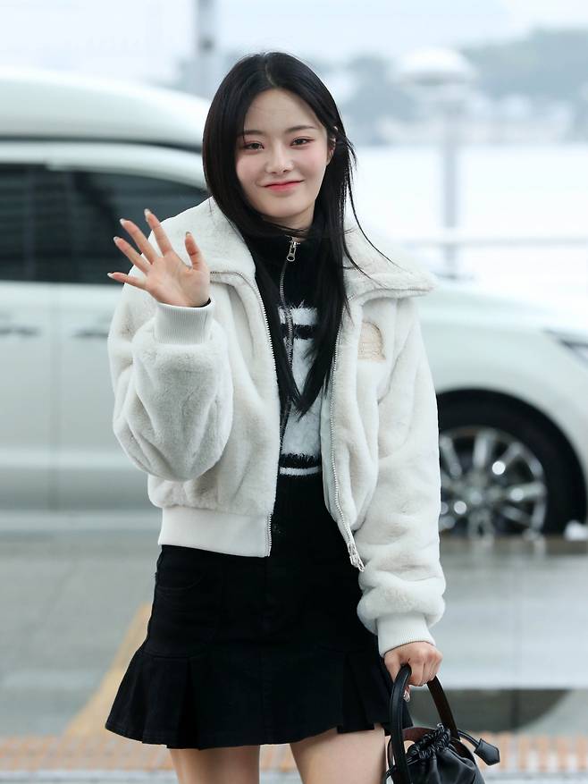 그룹 '피프티 피프티' 키나가 지난해 11월 미국 빌보드 뮤직 어워드에 참석하고자 인천국제공항을 통해 출국하는 모습. /2023.11.16. /사진=뉴시스