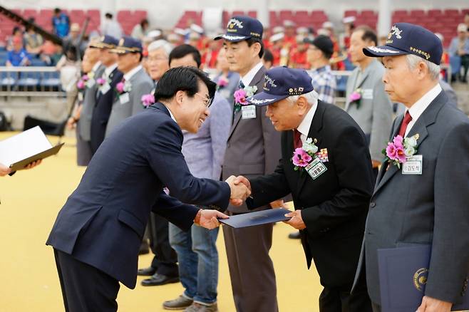 서강석 송파구청장(왼쪽)이 '송파구 보훈가족 한마당'에서 모범 국가보훈대상자에게 표창을 수여하고 있다 /사진제공=송파구청