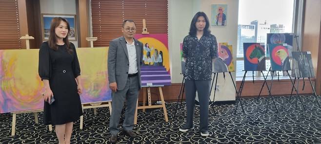 13일 서울 중구 한국프레스센터에서 열린 서울외신기자클럽 주최 '네트워킹의 밤 : 탈북 작가에게 묻다' 행사에서 안수민 작가, 오성철 작가, 전진 작가(왼쪽부터 순서대로)가 작품을 설명하고 있다. /사진=주한영국대사관
