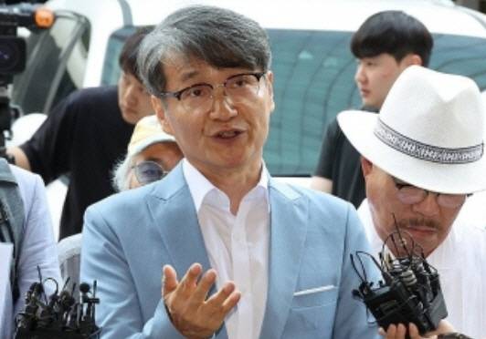 최재영 목사가 피고발인 조사를 받기 위해 13일 서울 영등포구 영등포경찰서에 출석하며 취재진의 질문에 답하고 있다. 연합뉴스