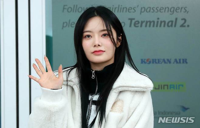 [인천공항=뉴시스] 김혜진 기자 = 그룹 피프티피프티 키나가 빌보드 뮤직 어워드 참석을 위해 16일 오후 인천국제공항을 통해 미국 로스앤젤레스로 출국하고 있다. 2023.11.16. jini@newsis.com *재판매 및 DB 금지