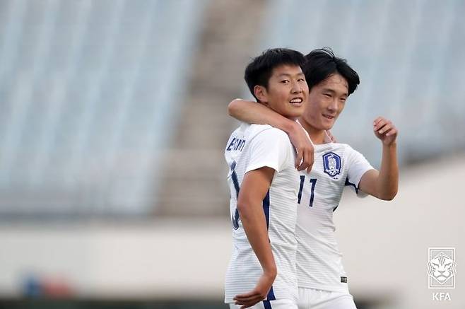 [서울=뉴시스] 지난 2017년 11월6일 열린 '2018 아시아축구연맹(AFC) 19세 이하(U-19) 챔피언십' 예선 동티모르와의 경기에서 득점에 성공한 이강인에게 엄원상이 다가와 축하하고 있다. (사진=대한축구협회 제공) 2017.11.06.